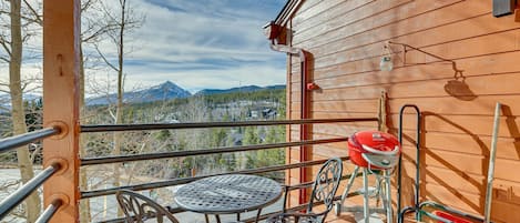 Silverthorne Vacation Rental | 2BR | 2BA | 880 Sq Ft | Stairs Required
