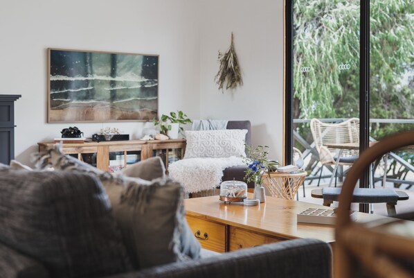 Living room with direct access to the balcony