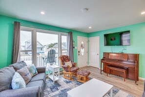 Living Room | Free WiFi | Smart TV | Central A/C & Heating | Queen Sleeper Sofa