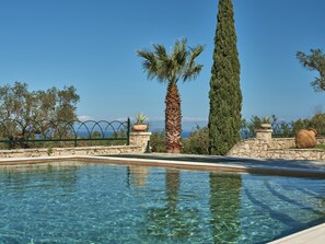 Wonderful pool details with breathtaking views. 