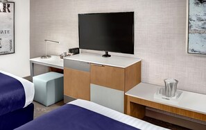 Cozy unit with 2 Queen size beds. Exact unit will be assigned upon arrival. Views, colors and decor may vary.