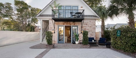 Welcome to your downtown Charleston rental, 8 Bedrooms & 8 Bathrooms!