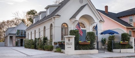 Welcome to the beautiful Chapel Compound in historic downtown Charleston!