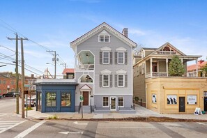 Exterior of the rental in downtown Charleston! Walk to just about anywhere on the peninsula. 