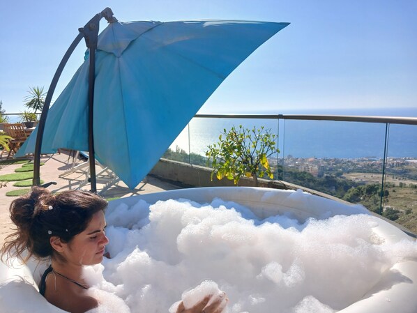 Outdoor spa tub