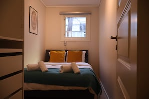 Cozy and compact bedroom, perfect for a relaxing stay.