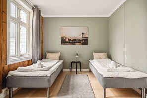 Ideal for friends or family, this twin setup is both practical and tastefully decorated.