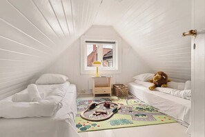 ✿ Get ready to accommodate the whole family or your squad of friends in our spacious haven at Knøsesmauet! With 4 1/2 bedrooms and room for 9 sleepyheads, everyone will find their cozy spot to rest and recharge.