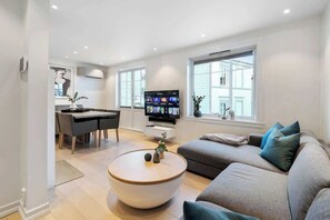Spacious living room with plenty of space and zones to enjoy your time!