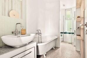 Relax and unwind after a rainy day in Bergen! Our bathtub is the perfect spot to rejuvenate and recharge, surrounded by wonderful experiences and cherished memories. Don't forget to bring your favorite bath bombs!