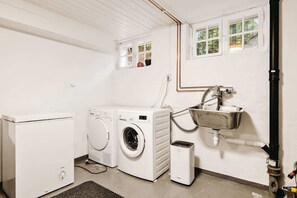 Med dette romslige og funksjonelle vaskerommet, har du gratis tilgang til vaskemaskin, tørketrommel og tørkestativ. Med andre ord alt du trenger på reisen.