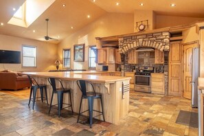 Relax in the spacious and airy living area, where you’ll enjoy the natural light streaming in and the cozy seating arrangements. The open design connects effortlessly to the kitchen, creating a welcoming space for everyone.