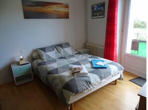 chambre 1 avec téléviseur et donnant sur terrasse 
