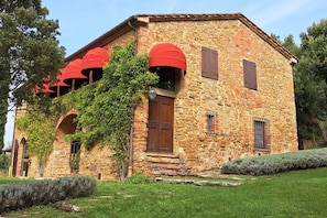 This lovely old stone house reserves all the character of its 17th century origins.