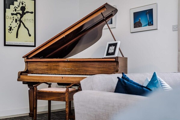 The Musician's Apt with Grand Piano, Liverpool - Host & Stay