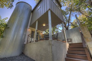 Welcome to Creekview, a unique space that is both comfortable and stylish.