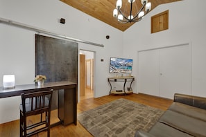 Living room of Arbor Inn