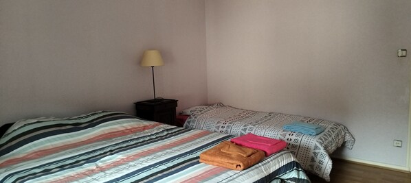 Chambre 2 - ouest
2 lits (1 double 160 _ 1 simple 90)