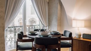 Enjoy your meal in this inviting dinning area, while gazing at Lisbon's city life.
#cityview #design #portugal #pt #lisbon