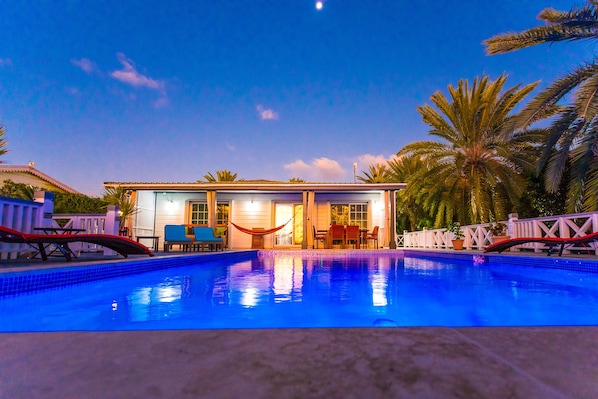 Sunset pool view facing Villa