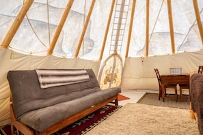 Queen futon in tipi