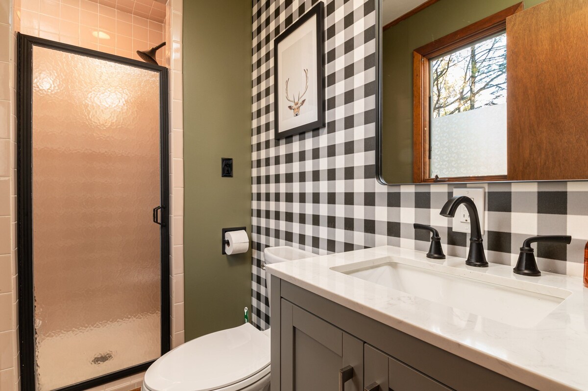 5 miles to Stratton! Family-friendly with game room and deck!