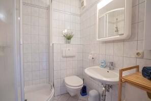 Badezimmer mit Dusche in der Inselblume 11