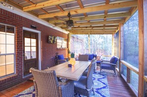 Screened-In Deck | Gas Grill | Flat-Screen TV | Large Fenced Yard