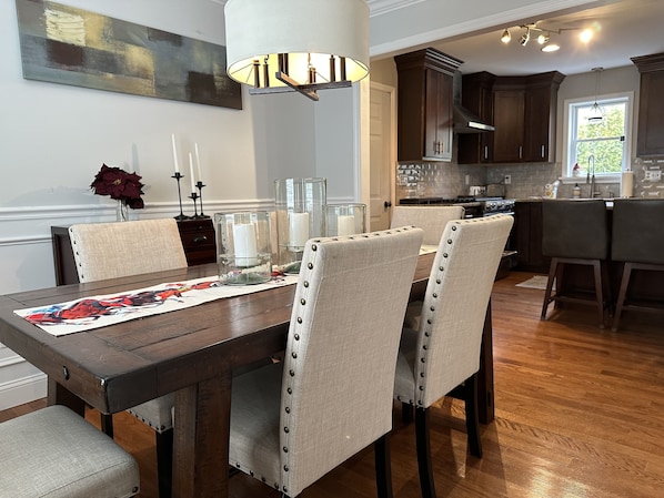 Dining room into kitchen