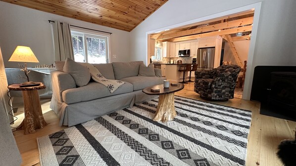 Living room with seating for everyone!