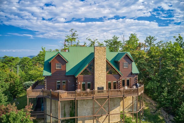 Majestic Views, a 3 bedroom cabin rental located in Pigeon Forge