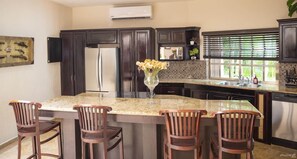 Fully equipped kitchen with unlimited purified water, ice machine and dishwasher