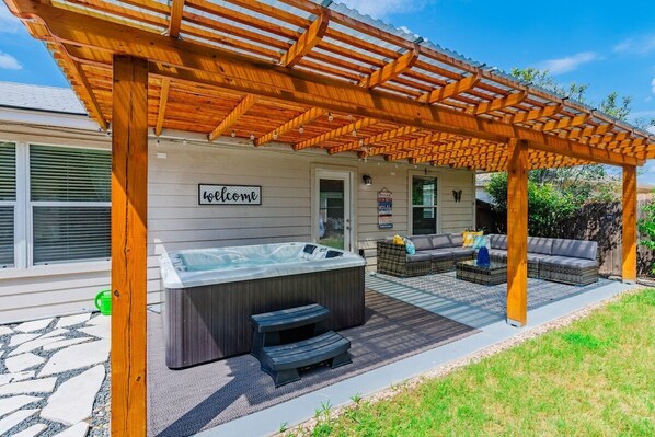 Beautiful private back patio w/ hot tub, BBQ grill & lounging