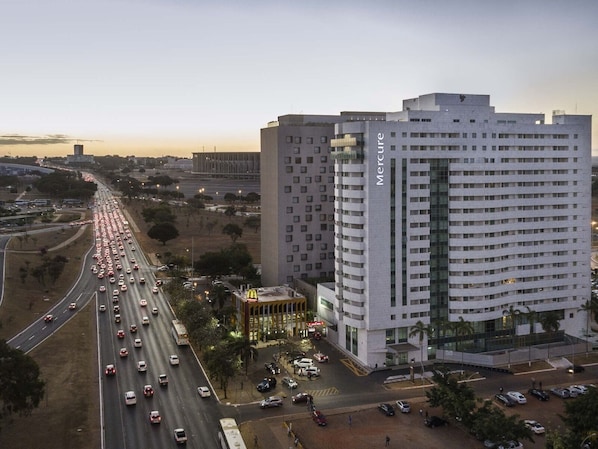 Vista do Hotel com o eixo monumental