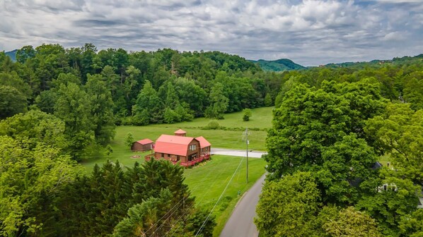 at 1 crazy cub a 4 bedroom cabin rental located in pigeon forge