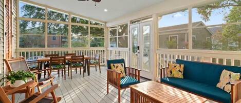 Enjoy your morning coffee in the screened patio, with plenty of seating! 