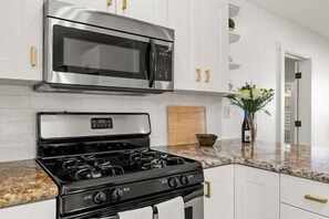 Full Kitchen (3)