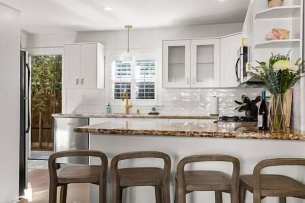 Full Kitchen (1)