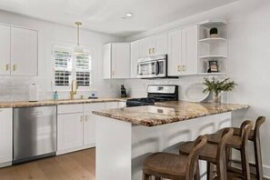 Full Kitchen (2)