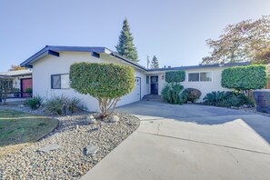 Parking | Driveway (2 Vehicles) | Garage (1 Vehicle) | Free Street Parking