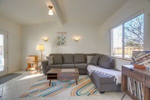 Living Room | Central A/C | Free WiFi | Smart TV