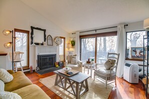 Living Room | 2nd Floor | Fireplace | Smart TV | Free WiFi | Deck Access