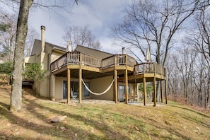 2-Story House | In-Unit Laundry | 0.6 Mi to Wintergreen Resort Ski Lift