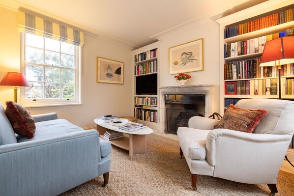 London Living – 3 Bedroom  Home in Chelsea (4291)