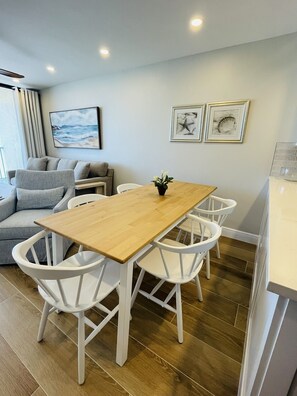 Dining table - seating for 6