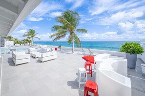 Pool Deck / Bar Area La Perla Palais