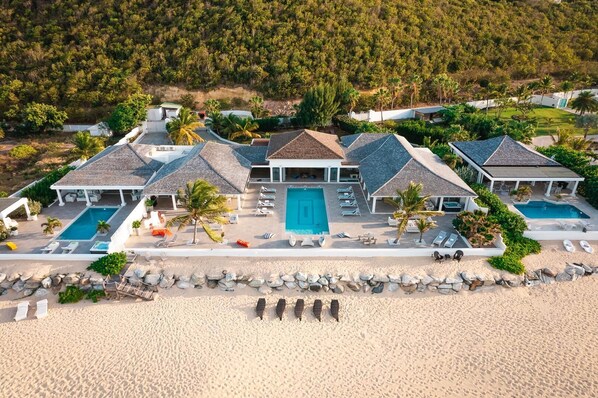 La Perla Estate 7 Bedroom / 3 Villas 
La Perla Palais (5 Bdr) 
La Perla Bianca (1 Bdr) 
La Perla Classic (1 Bdr)