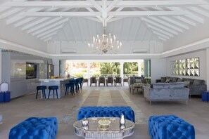 Dining Room Area La Perla Palais