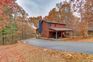 3-Story Cabin | In-Unit Laundry | Self Check-In | 8 Mi to Lake Blue Ridge