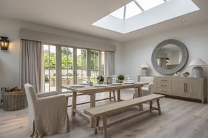 The Beach House, Brancaster: Spacious dining room with access to garden